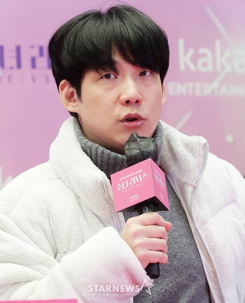 박진경 CP가 27일 오전 서울 마포구 상암동 스텐포드호텔에서 열린 카카오페이지 '소녀 리버스' 제작발표회에 참석해 인사말을 하고 있다. 국내 최초 버추얼 아이돌 '소녀 리버스'는 현실 세계 K팝 걸그룹 멤버 30명이 현실 세계에서의 정체를 완벽히 숨긴 채 새로운 버추얼 캐릭터를 통해 춤과 노래 실력은 물론, 스타로서의 끼와 매력을 선보이며 최종 5명의 데뷔 멤버가 되기 위한 치열한 경쟁을 펼치는 서바이벌 프로그램으로 오는 2023년 1월 2일 첫 공개 예정이다. 2022.12.27 /사진=김창현 기자 chmt@