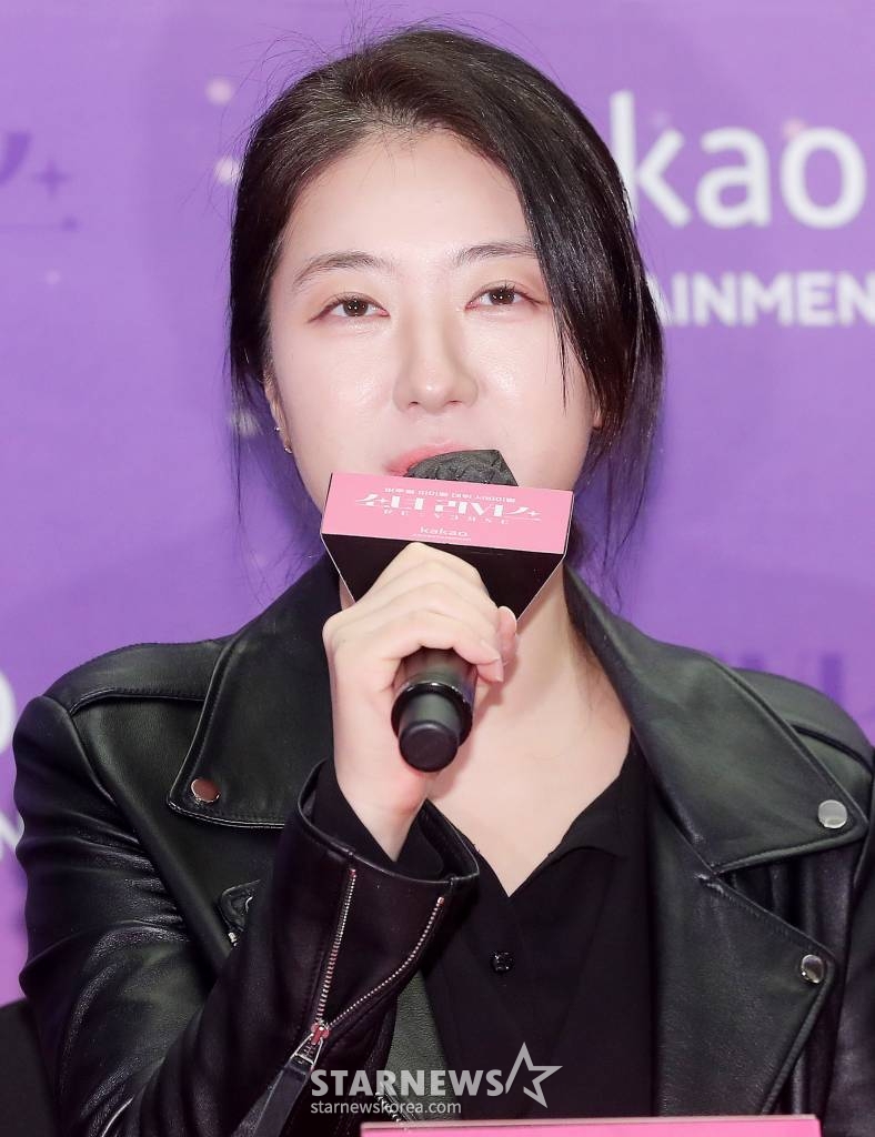 손수정 PD가 27일 오전 서울 마포구 상암동 스텐포드호텔에서 열린 카카오페이지 '소녀 리버스' 제작발표회에 참석해 인사말을 하고 있다. 국내 최초 버추얼 아이돌 '소녀 리버스'는 현실 세계 K팝 걸그룹 멤버 30명이 현실 세계에서의 정체를 완벽히 숨긴 채 새로운 버추얼 캐릭터를 통해 춤과 노래 실력은 물론, 스타로서의 끼와 매력을 선보이며 최종 5명의 데뷔 멤버가 되기 위한 치열한 경쟁을 펼치는 서바이벌 프로그램으로 오는 2023년 1월 2일 첫 공개 예정이다. 2022.12.27 /사진=김창현 기자 chmt@