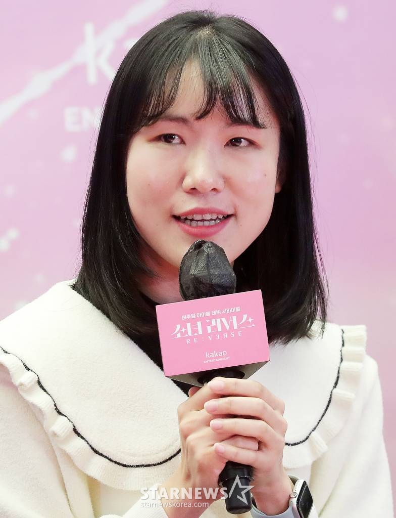 조주연 PD가 27일 오전 서울 마포구 상암동 스텐포드호텔에서 열린 카카오페이지 '소녀 리버스' 제작발표회에 참석해 인사말을 하고 있다. 국내 최초 버추얼 아이돌 '소녀 리버스'는 현실 세계 K팝 걸그룹 멤버 30명이 현실 세계에서의 정체를 완벽히 숨긴 채 새로운 버추얼 캐릭터를 통해 춤과 노래 실력은 물론, 스타로서의 끼와 매력을 선보이며 최종 5명의 데뷔 멤버가 되기 위한 치열한 경쟁을 펼치는 서바이벌 프로그램으로 오는 2023년 1월 2일 첫 공개 예정이다. 2022.12.27 /사진=김창현 기자 chmt@
