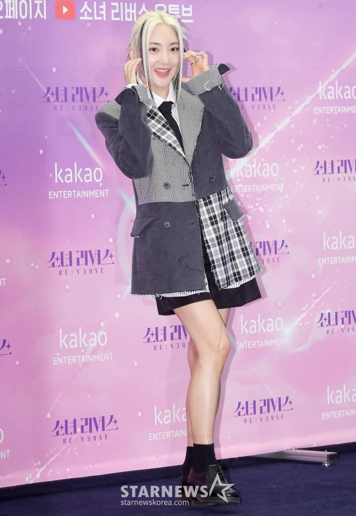 가수 바다가 27일 오전 서울 마포구 상암동 스텐포드호텔에서 열린 카카오페이지 '소녀 리버스' 제작발표회에 참석해 포즈를 취하고 있다. 국내 최초 버추얼 아이돌 '소녀 리버스'는 현실 세계 K팝 걸그룹 멤버 30명이 현실 세계에서의 정체를 완벽히 숨긴 채 새로운 버추얼 캐릭터를 통해 춤과 노래 실력은 물론, 스타로서의 끼와 매력을 선보이며 최종 5명의 데뷔 멤버가 되기 위한 치열한 경쟁을 펼치는 서바이벌 프로그램으로 오는 2023년 1월 2일 첫 공개 예정이다. 2022.12.27 /사진=김창현 기자 chmt@