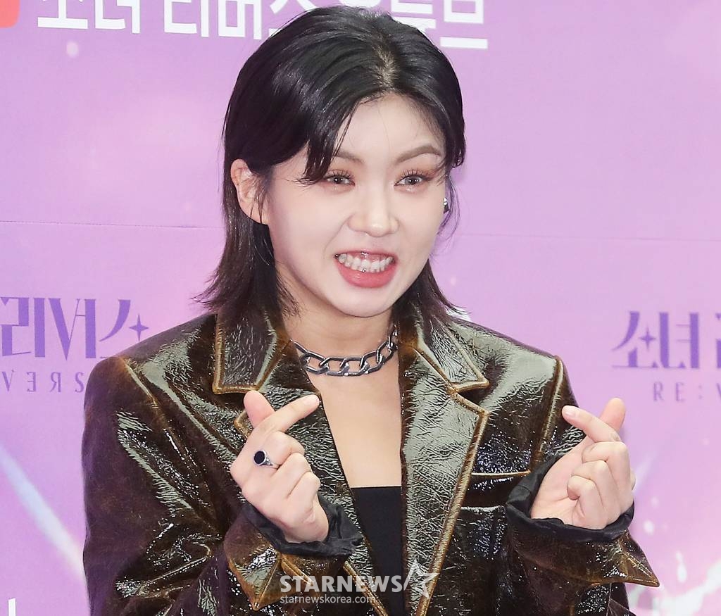 댄서 아이키가 27일 오전 서울 마포구 상암동 스텐포드호텔에서 열린 카카오페이지 '소녀 리버스' 제작발표회에 참석해 포즈를 취하고 있다. 국내 최초 버추얼 아이돌 '소녀 리버스'는 현실 세계 K팝 걸그룹 멤버 30명이 현실 세계에서의 정체를 완벽히 숨긴 채 새로운 버추얼 캐릭터를 통해 춤과 노래 실력은 물론, 스타로서의 끼와 매력을 선보이며 최종 5명의 데뷔 멤버가 되기 위한 치열한 경쟁을 펼치는 서바이벌 프로그램으로 오는 2023년 1월 2일 첫 공개 예정이다. 2022.12.27 /사진=김창현 기자 chmt@