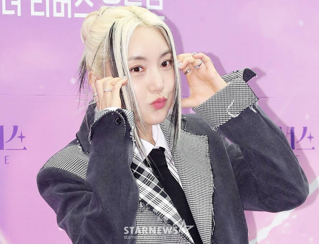 가수 바다가 27일 오전 서울 마포구 상암동 스텐포드호텔에서 열린 카카오페이지 '소녀 리버스' 제작발표회에 참석해 포즈를 취하고 있다. 국내 최초 버추얼 아이돌 '소녀 리버스'는 현실 세계 K팝 걸그룹 멤버 30명이 현실 세계에서의 정체를 완벽히 숨긴 채 새로운 버추얼 캐릭터를 통해 춤과 노래 실력은 물론, 스타로서의 끼와 매력을 선보이며 최종 5명의 데뷔 멤버가 되기 위한 치열한 경쟁을 펼치는 서바이벌 프로그램으로 오는 2023년 1월 2일 첫 공개 예정이다. 2022.12.27 /사진=김창현 기자 chmt@