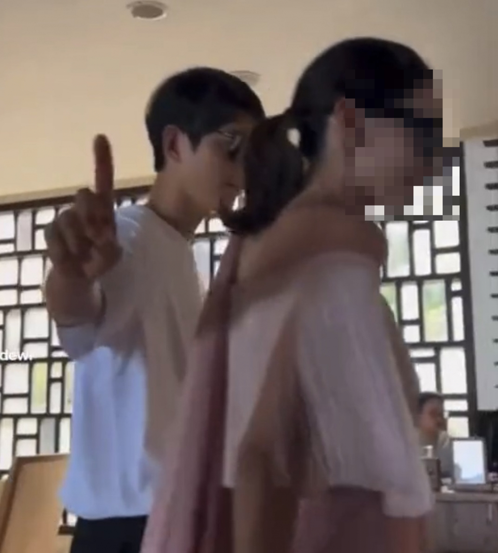 송중기 데이트 목격담 /사진=SNS, 온라인 커뮤니티