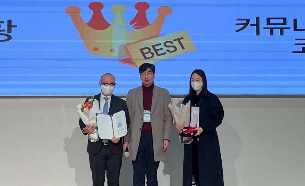 (왼쪽부터) 이영목 쿠팡 커뮤니케이션 총괄 부사장, 홍문기 한국광고PR실학회장, 김희진 커뮤니케이션즈코리아 부사장이 올해의 PR상 대상 수상을 축하하고 있다.