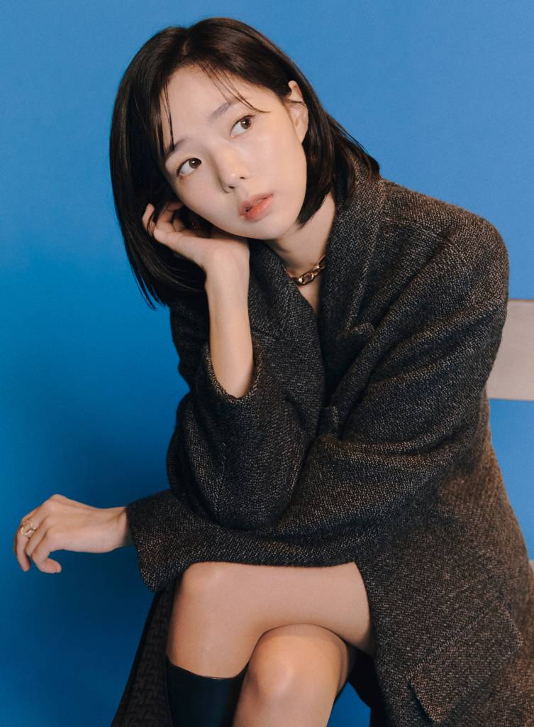 배우 채수빈이 28일 오전 서울 종로구의 한 카페에서 진행된 넷플릭스 오리지널 시리즈 '더 패뷸러스' 관련 인터뷰를 취해 포즈를 취하고 있다. 채수빈은 극 중 명품 브랜드 홍보 대행사 과장 표지은 역을 맡아 열연했다. '더 패뷸러스'는 패션(fashion)이라 쓰고 열정(passion)이라 읽는 패션계에 인생을 바친 청춘들의 꿈과 사랑, 우정을 그린 하이퍼리얼리즘 로맨스 작품이다. / 사진제공 = 넷플릭스 /사진=김창현 기자 chmt@