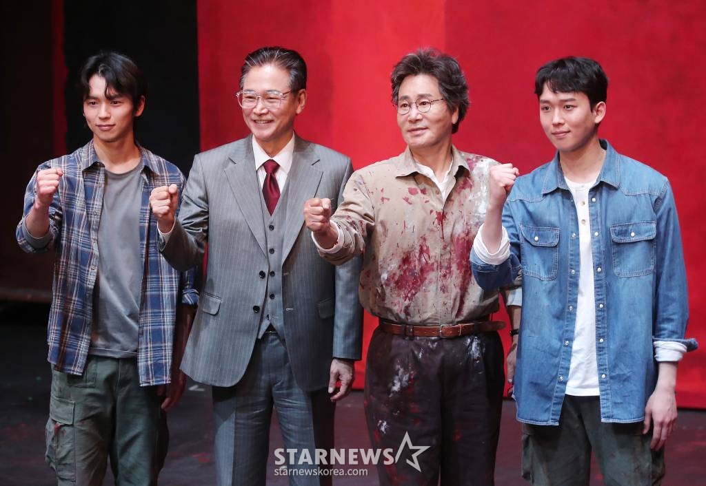 배우 강승호, 정보석, 유동근, 연준석이 28일 오후 서울 서초구 예술의 전당 자유소극장에서 진행된 연극 '레드' 프레스콜에서 포즈를 취하고 있다. '레드'는 추상표현주의 시대를 대표하는 화가 '마크 로스코(Mark Rothko)'와 가상 인물인 조수 '켄(Ken)'의 대화로 구성된 2인극이다. 2023년 2월 26일까지 공연된다. 2022.12.28 /사진=김창현 기자 chmt@