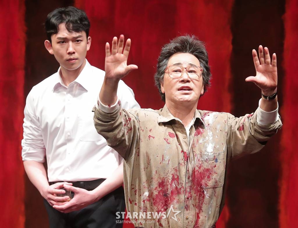 배우 유동근이 28일 오후 서울 서초구 예술의 전당 자유소극장에서 진행된 연극 '레드' 프레스콜에서 열연하고 있다. '레드'는 추상표현주의 시대를 대표하는 화가 '마크 로스코(Mark Rothko)'와 가상 인물인 조수 '켄(Ken)'의 대화로 구성된 2인극이다. 2023년 2월 26일까지 공연된다. 2022.12.28 /사진=김창현 기자 chmt@