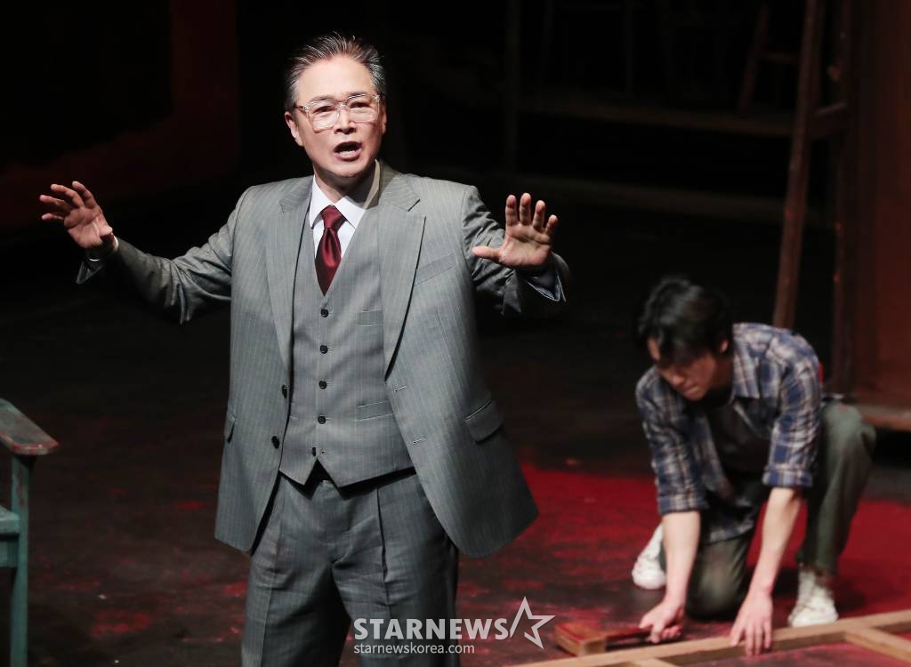 배우 정보석이 28일 오후 서울 서초구 예술의 전당 자유소극장에서 진행된 연극 '레드' 프레스콜에서 열연하고 있다. '레드'는 추상표현주의 시대를 대표하는 화가 '마크 로스코(Mark Rothko)'와 가상 인물인 조수 '켄(Ken)'의 대화로 구성된 2인극이다. 2023년 2월 26일까지 공연된다. 2022.12.28 /사진=김창현 기자 chmt@
