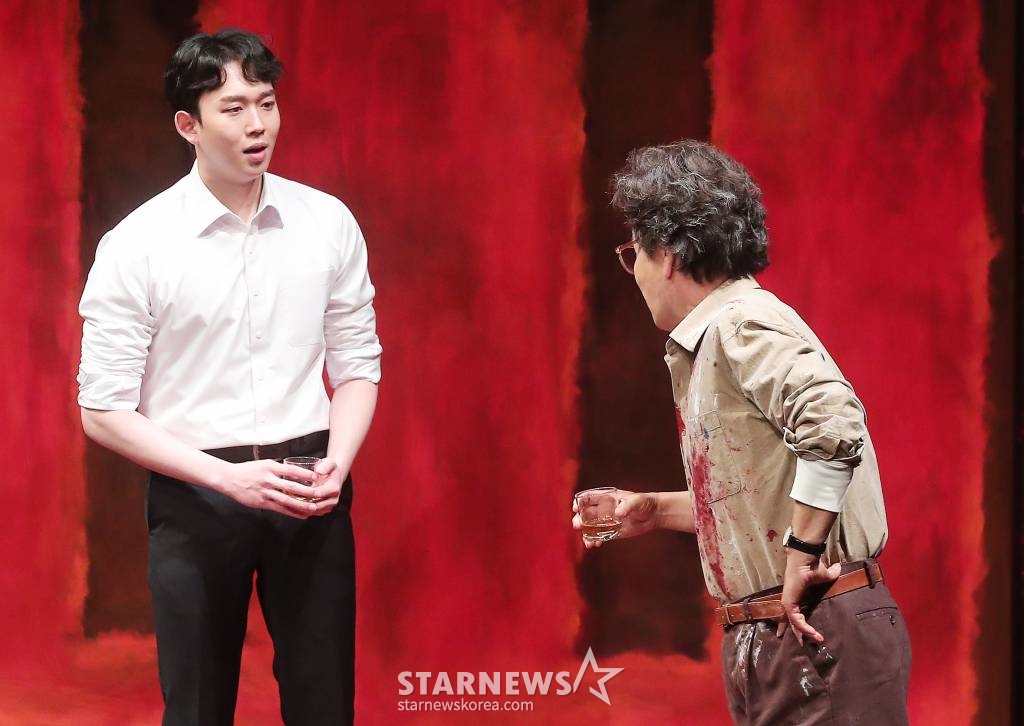 배우 연준석이 28일 오후 서울 서초구 예술의 전당 자유소극장에서 진행된 연극 '레드' 프레스콜에서 열연하고 있다. '레드'는 추상표현주의 시대를 대표하는 화가 '마크 로스코(Mark Rothko)'와 가상 인물인 조수 '켄(Ken)'의 대화로 구성된 2인극이다. 2023년 2월 26일까지 공연된다. 2022.12.28 /사진=김창현 기자 chmt@