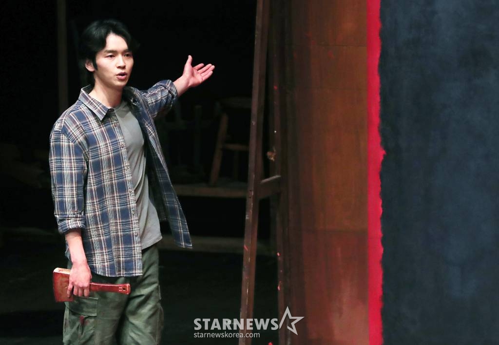 배우 강승호가 28일 오후 서울 서초구 예술의 전당 자유소극장에서 진행된 연극 '레드' 프레스콜에서 열연하고 있다. '레드'는 추상표현주의 시대를 대표하는 화가 '마크 로스코(Mark Rothko)'와 가상 인물인 조수 '켄(Ken)'의 대화로 구성된 2인극이다. 2023년 2월 26일까지 공연된다. 2022.12.28 /사진=김창현 기자 chmt@