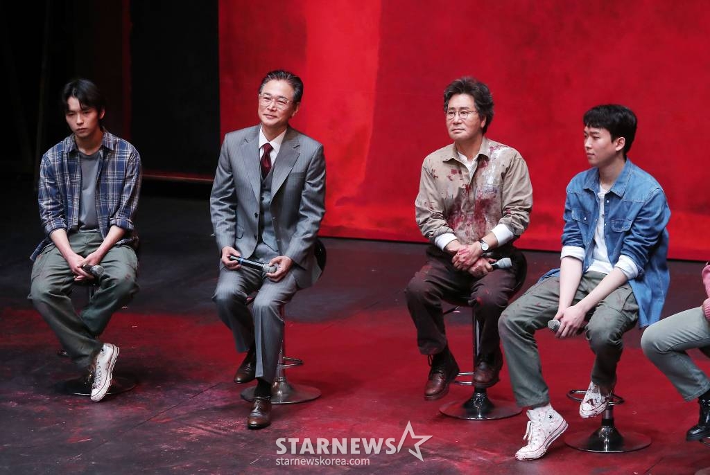 배우 강승호, 정보석, 유동근, 연준석이 28일 오후 서울 서초구 예술의 전당 자유소극장에서 진행된 연극 '레드' 프레스콜에서 간담회를 갖고 있다. '레드'는 추상표현주의 시대를 대표하는 화가 '마크 로스코(Mark Rothko)'와 가상 인물인 조수 '켄(Ken)'의 대화로 구성된 2인극이다. 2023년 2월 26일까지 공연된다. 2022.12.28 /사진=김창현 기자 chmt@