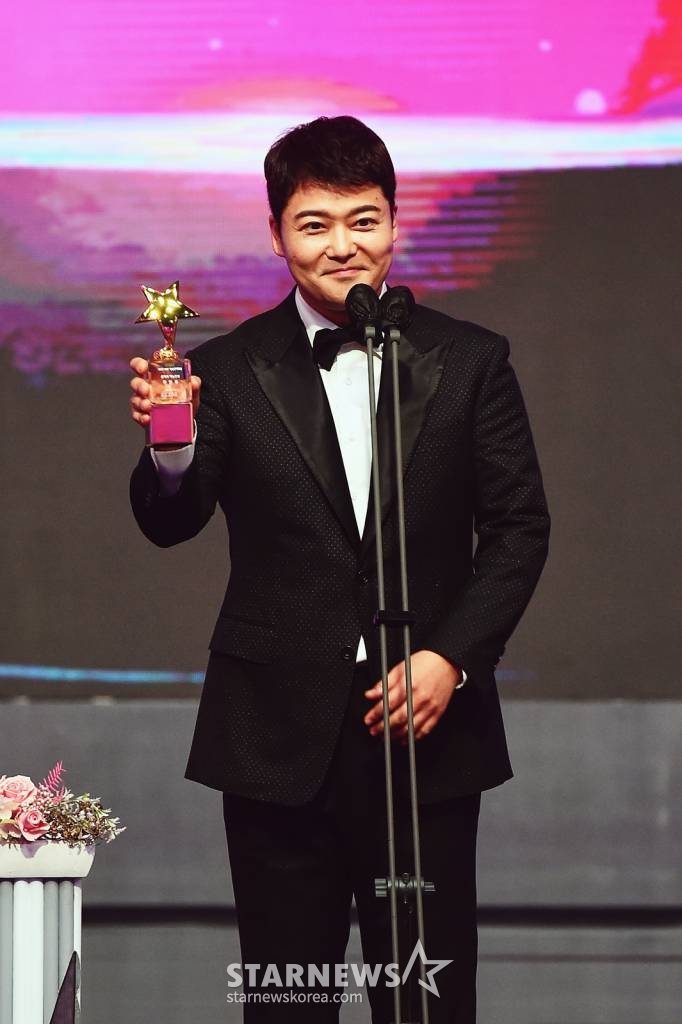 방송인 전현무가 29일 오후 서울 마포구 상암 MBC에서 진행된 '2021 MBC 방송연예대상'에서 올해의 예능인상을 수상한 뒤 소감을 밝히고 있다. /사진제공=MBC 2021.12.29 /사진=이동훈 기자 photoguy@