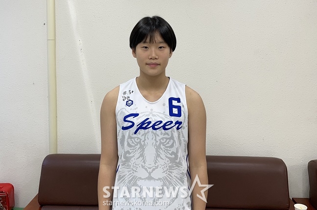 임연서가 광주 수피아여중에서 스타뉴스와 인터뷰 중 포즈를 취하고 있다. /사진=양정웅 기자