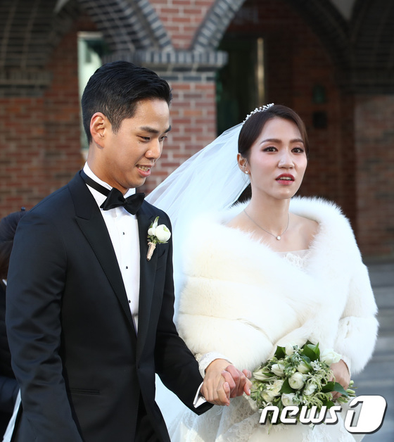 여자골프선수 리디아 고(오른쪽)와 정태영 현대카드 부회장의 아들 정준 씨가 30일 서울 중구 명동성당에서 결혼식장으로 향하고 있다. /사진=뉴스1 제공