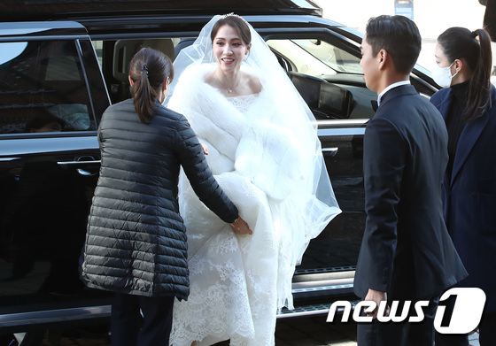 여자골프선수 리디아 고가 30일 서울 중구 명동성당에서 정태영 현대카드 부회장의 아들 정준 씨와의 결혼식을 위해 차에서 내리고 있다. /사진=뉴스1 제공
