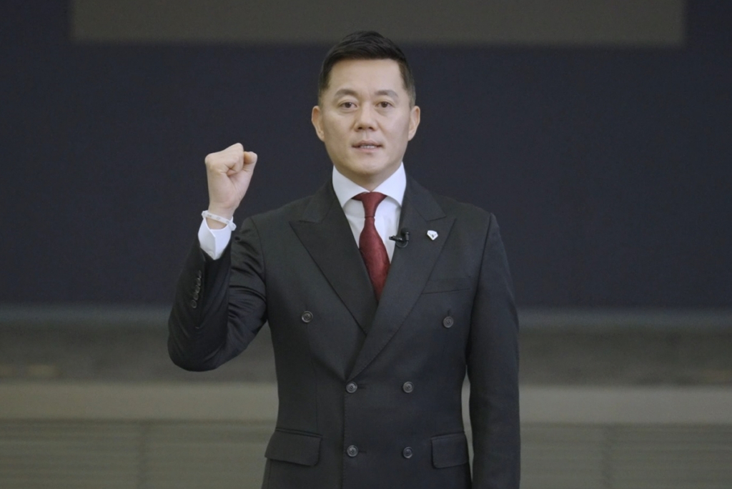 2일 오전 온라인으로 진행된 코오롱그룹 시무식에서 최우수 사원으로 선정된 코오롱모빌리티 최재준 부장이 신년사를 낭독하고 있다