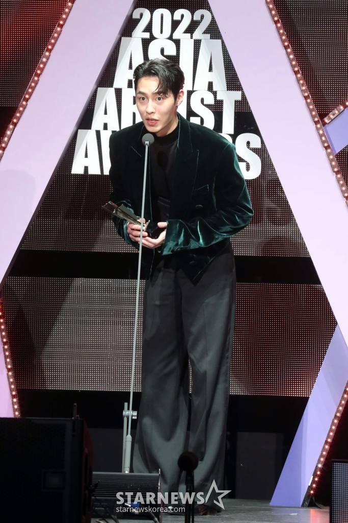 배우 이재욱이 13일 오후 일본 나고야 니혼가이시홀에서 열린 '2022 Asia Artist Awards IN JAPAN'(2022 아시아 아티스트 어워즈, 이하 2022 AAA)에서 AAA 베스트액터상을 수상하고 소감을 말하고 있다. 2022.12.13 /사진=임성균 기자 tjdrbs23@