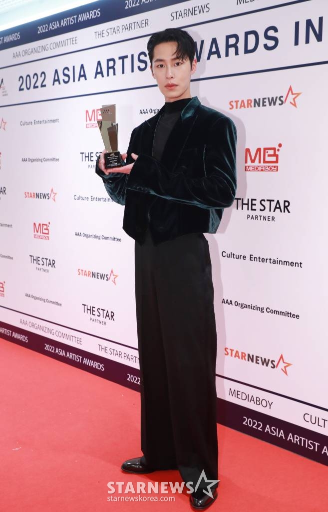 배우 이재욱이 13일 오후 일본 나고야 니혼가이시홀에서 열린 '2022 Asia Artist Awards IN JAPAN'(2022 아시아 아티스트 어워즈, 이하 2022 AAA)에서 AAA 베스트 액터상을 수상한 뒤 포즈를 취하고 있다 2022.12.13 /사진=이동훈 기자 photoguy@