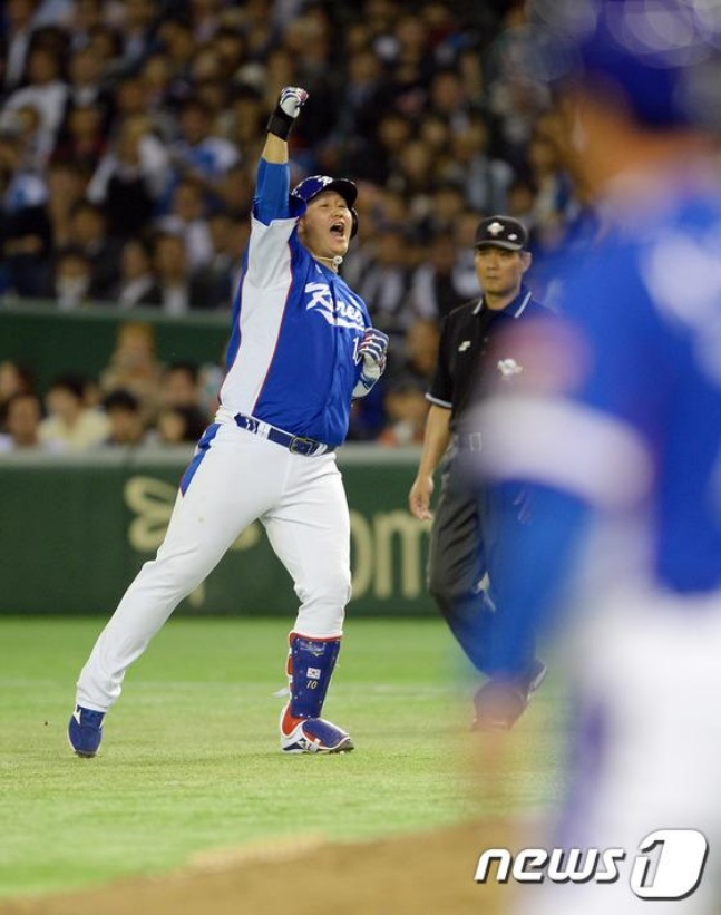 이대호가 2015년 11월 19일 일본 도쿄돔에서 열린 2015 WBSC 프리미어12 일본과 4강전 9회초 무사 만루에서 역전 적시타를 친 뒤 환호하고 있다./사진=뉴스1