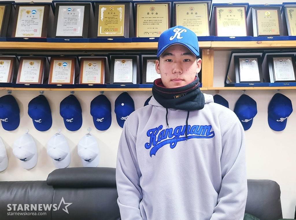 김지우가 스타뉴스와 인터뷰를 마친 뒤 포즈를 취하고 있다. /사진=김우종 기자