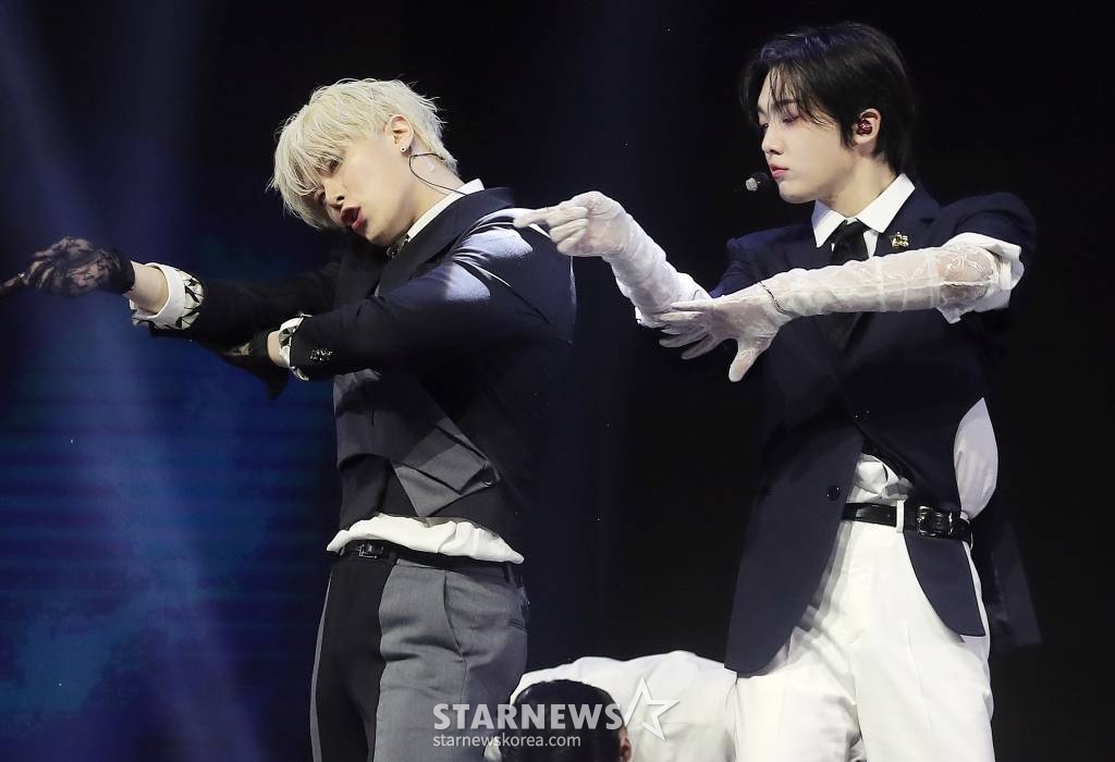 그룹 아스트로 유닛 '문빈&산하'가 4일 오후 서울 광진구 예스24 라이브홀에서 진행된 세 번째 미니앨범 'INCENSE'(인센스) 발매 기념 쇼케이스에서 멋진 무대를 선보이고 있다. 2023.01.04 /사진=김창현 기자 chmt@