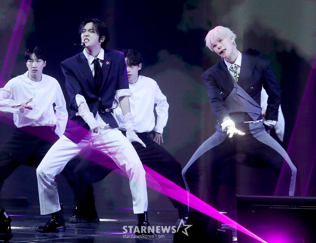 그룹 아스트로 유닛 '문빈&산하'가 4일 오후 서울 광진구 예스24 라이브홀에서 진행된 세 번째 미니앨범 'INCENSE'(인센스) 발매 기념 쇼케이스에서 멋진 무대를 선보이고 있다. 2023.01.04 /사진=김창현 기자 chmt@