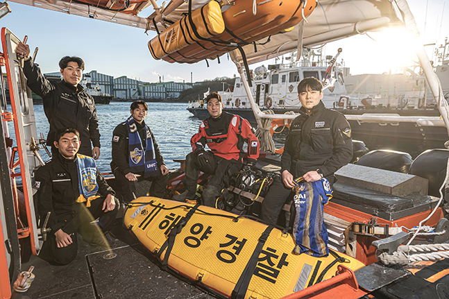 울산해양경찰청의 안전 지도하에 진행된 주민규(오른쪽 두 번째)의 울산현대 입단 오피셜 사진. /사진=울산현대
