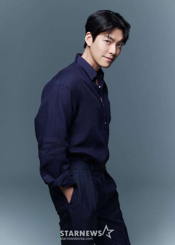 배우 김우빈이 18일 오전 화상으로 진행된 영화 '외계+인 1부' 개봉 관련 인터뷰에 앞서 포즈를 취하고 있다. 영화 '마스터' 이후 6년 만에 스크린에 복귀한 김우빈은 외계인 죄수의 호송을 관리하는 '가드' 역을 맡아 특유의 카리스마를 선보인다. '외계+인 1부'는 고려 말 소문 속의 신검을 차지하려는 도사들과 2022년 인간의 몸 속에 수감된 외계인 죄수를 쫓는 이들 사이에 시간의 문이 열리며 펼쳐지는 이야기를 그린 영화다. 오는 20일 개봉. / 사진제공 = 에이엠엔터테인먼트 /사진=김창현 기자 chmt@