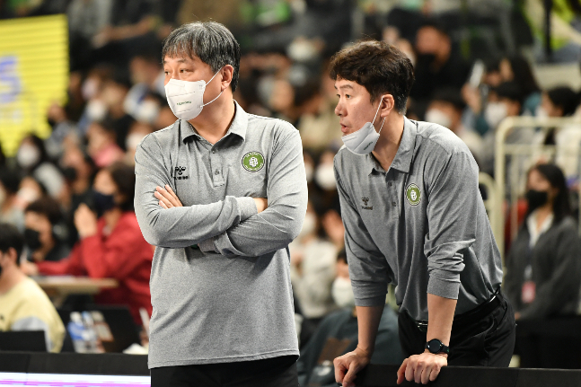 원주 DB에서 물러난 이상범(왼쪽) 감독과 김성철 코치. /사진=KBL