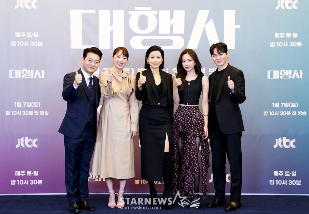 배우 조성하, 전혜진, 이보영, 손나은, 한준우가 5일 오후 온라인으로 진행된 JTBC 토일드라마 '대행사' 제작발표회에 참석해 포즈를 취하고 있다.  '대행사'는 VC그룹 최초로 여성 임원이 된 '고아인'이 최초를 넘어 최고의 위치까지 자신의 커리어를 만들어가는 모습을 그린 우아하게 처절한 광고인들의 전투극을 다룬 드라마. 오는 7일 첫 방송. / 사진제공 = JTBC /사진=김창현 기자 chmt@