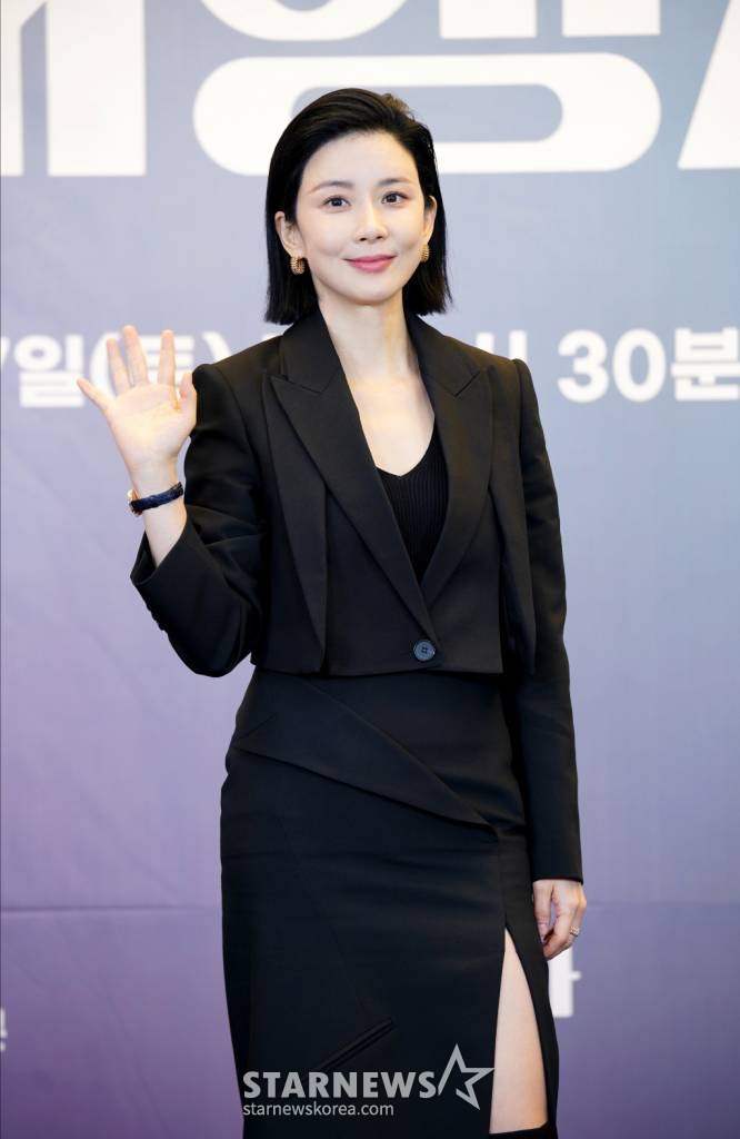 배우 이보영이 5일 오후 온라인으로 진행된 JTBC 토일드라마 '대행사' 제작발표회에 참석해 포즈를 취하고 있다.  '대행사'는 VC그룹 최초로 여성 임원이 된 '고아인'이 최초를 넘어 최고의 위치까지 자신의 커리어를 만들어가는 모습을 그린 우아하게 처절한 광고인들의 전투극을 다룬 드라마. 오는 7일 첫 방송. / 사진제공 = JTBC /사진=김창현 기자 chmt@