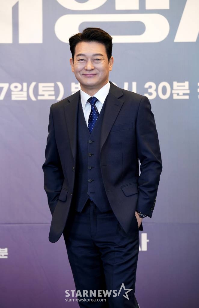 배우 조성하가 5일 오후 온라인으로 진행된 JTBC 토일드라마 '대행사' 제작발표회에 참석해 포즈를 취하고 있다.  '대행사'는 VC그룹 최초로 여성 임원이 된 '고아인'이 최초를 넘어 최고의 위치까지 자신의 커리어를 만들어가는 모습을 그린 우아하게 처절한 광고인들의 전투극을 다룬 드라마. 오는 7일 첫 방송. / 사진제공 = JTBC /사진=김창현 기자 chmt@