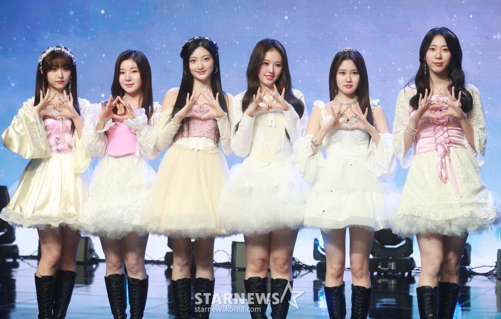 걸그룹 아일리원(ILY:1)이 5일 오후 서울 강남구 일지아트홀에서 진행된 첫 번째 미니앨범 ‘A DREAM OF ILY:1'(어 드림 오브 아일리원) 발매기념 쇼케이스에 참석해 포즈를 취하고 있다. 이번 앨범에는 타이틀곡 ‘별꽃동화'(Twinkle, Twinkle)를 비롯해 ‘Secret Recipe'(시크릿 레시피), 메인보컬 나유의 첫 솔로곡 ‘Tasty'(테이스티), 팬송 ‘Thanks to...'(땡스 투...) 등이 수록됐다. /2023.01.05 /사진=이동훈 기자 photoguy@