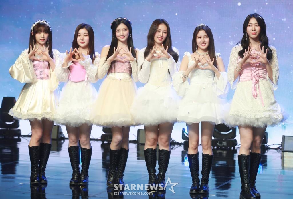 걸그룹 아일리원(ILY:1)이 5일 오후 서울 강남구 일지아트홀에서 진행된 첫 번째 미니앨범 ‘A DREAM OF ILY:1'(어 드림 오브 아일리원) 발매기념 쇼케이스에 참석해 포즈를 취하고 있다. 이번 앨범에는 타이틀곡 ‘별꽃동화'(Twinkle, Twinkle)를 비롯해 ‘Secret Recipe'(시크릿 레시피), 메인보컬 나유의 첫 솔로곡 ‘Tasty'(테이스티), 팬송 ‘Thanks to...'(땡스 투...) 등이 수록됐다. /2023.01.05 /사진=이동훈 기자 photoguy@