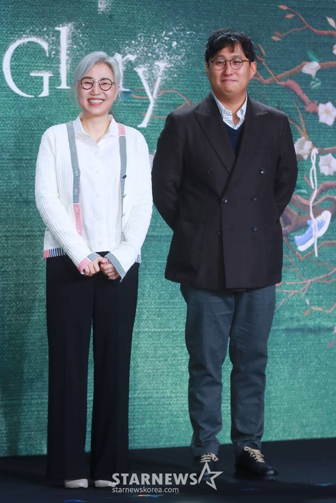 김은숙 작가, 안길호 감독이 20일 오전 서울 JW 메리어트 동대문 호텔에서 진행된 넷플릭스 오리지널 시리즈 '더 글로리' 제작발표회에 참석해 포즈를 취하고 있다. 유년 시절 폭력으로 영혼까지 부서진 한 여자가 온 생을 걸어 치밀하게 준비한 처절한 복수와 그 소용돌이에 빠져드는 이들의 이야기를 그린 '더 글로리'는 오는 30일 공개된다. /2022.12.20 /사진=이동훈 기자 photoguy@