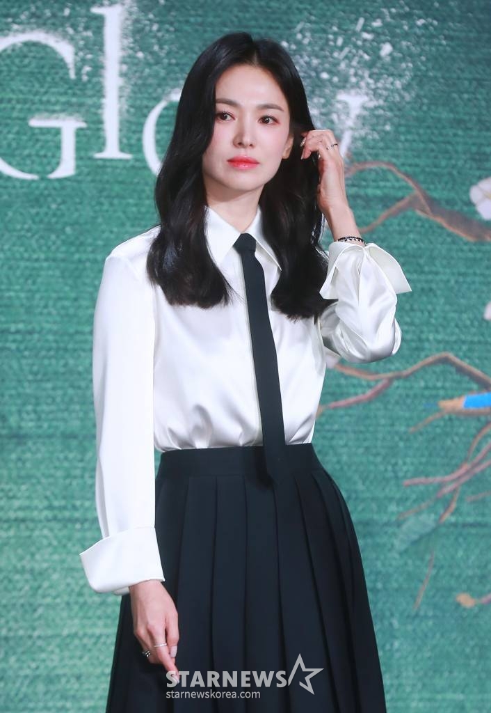 배우 송혜교가 20일 오전 서울 JW 메리어트 동대문 호텔에서 진행된 넷플릭스 오리지널 시리즈 '더 글로리' 제작발표회에 참석해 무대로 들어서고 있다. 유년 시절 폭력으로 영혼까지 부서진 한 여자가 온 생을 걸어 치밀하게 준비한 처절한 복수와 그 소용돌이에 빠져드는 이들의 이야기를 그린 '더 글로리'는 오는 30일 공개된다. /2022.12.20 /사진=이동훈 기자 photoguy@