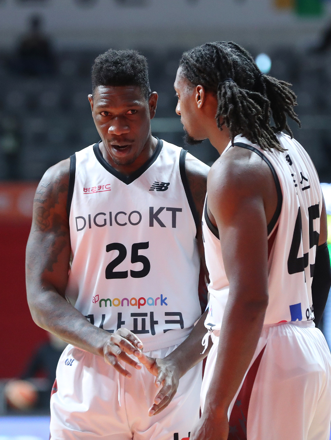 프로농구 수원KT 프로스퍼(왼쪽)와 존스. /사진=KBL