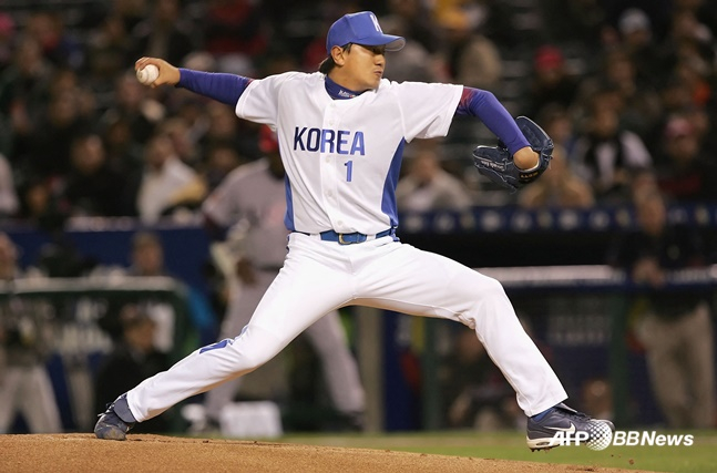 손민한이 2006 월드베이스볼클래식(WBC) 2라운드 미국전에서 투구하고 있다. /AFPBBNews=뉴스1