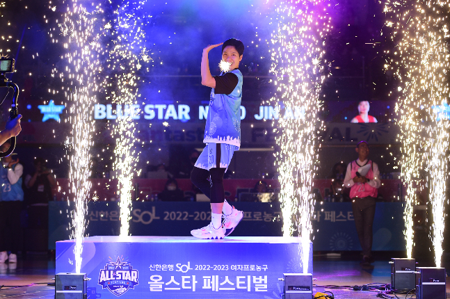 8일 인천 도원체육관에서 열린 여자 프로농구 올스타전을 앞두고 경기장에 입장하기 전 댄스 독무대를 선보이고 있는 진안. /사진=WKBL