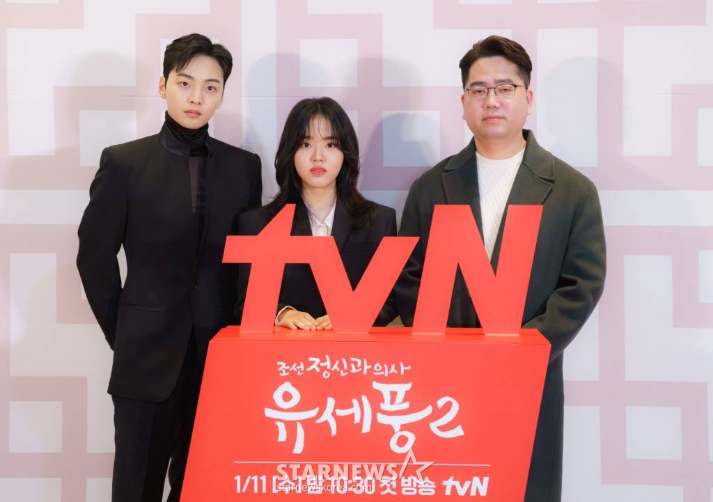 배우 김민재, 김향기, 박원국 감독이 10일 오후 온라인 생중계로 진행된 tvN 드라마 '조선 정신과 의사 유세풍2' 제작발표회에 참석해 포즈를 취하고 있다. /사진제공=CJENM 2023.01.10 /사진=이동훈 기자 photoguy@