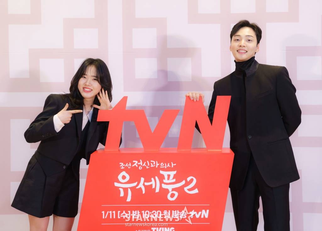 배우 김민재, 김향기가 10일 오후 온라인 생중계로 진행된 tvN 드라마 '조선 정신과 의사 유세풍2' 제작발표회에 참석해 포즈를 취하고 있다. /사진제공=CJENM 2023.01.10 /사진=이동훈 기자 photoguy@