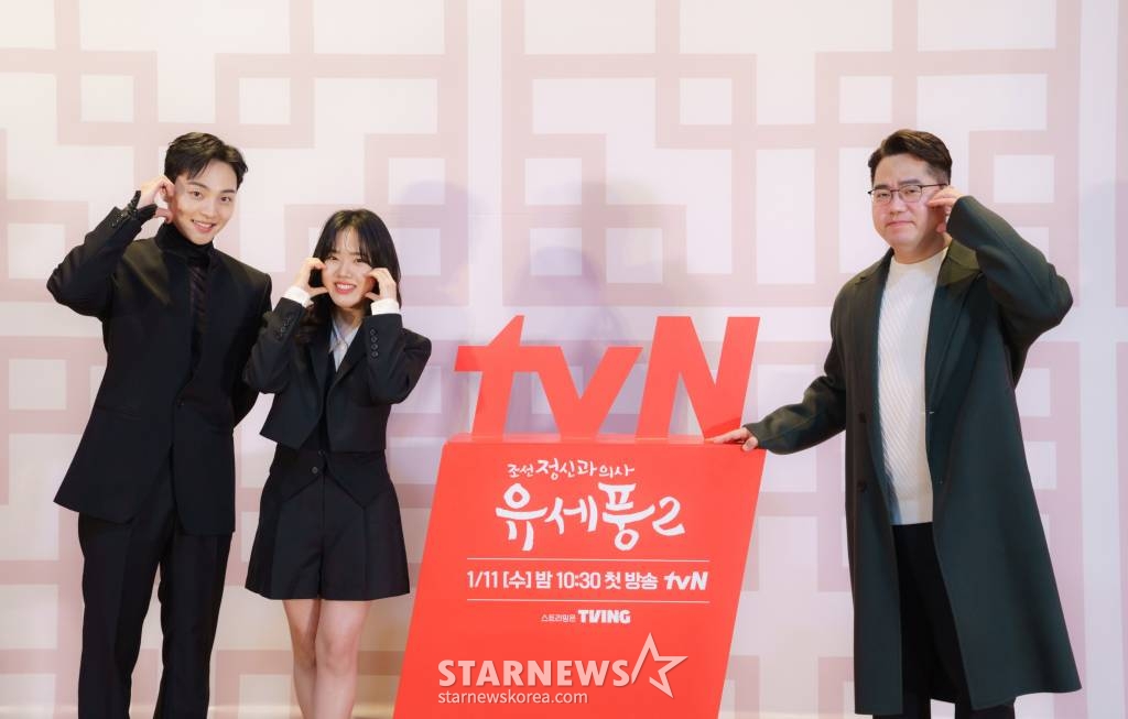 배우 김민재, 김향기, 박원국 감독이 10일 오후 온라인 생중계로 진행된 tvN 드라마 '조선 정신과 의사 유세풍2' 제작발표회에 참석해 포즈를 취하고 있다. /사진제공=CJENM 2023.01.10 /사진=이동훈 기자 photoguy@
