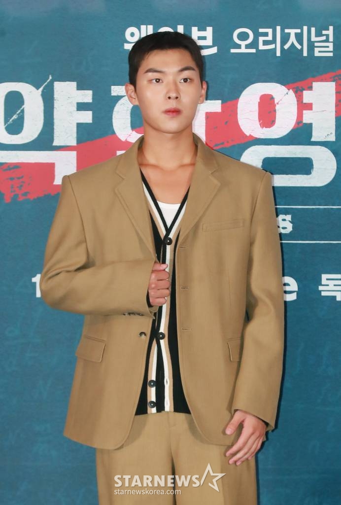 배우 최현욱이 16일 오후 서울 CGV용산아이파크몰에서 진행된 웨이브 오리지널 '약한영웅 Class 1' 시사간담회에 참석해 포즈를 취하고 있다. 상위 1% 모범생 연시은이 처음으로 친구가 된 수호, 범석과 함께 수많은 폭력에 맞서나가는 과정을 그린 약한 소년의 강한 액션 성장 드라마 '약한영웅 Class 1'은 오는 18일 공개된다. /2022.11.16 /사진=이동훈 기자 photoguy@