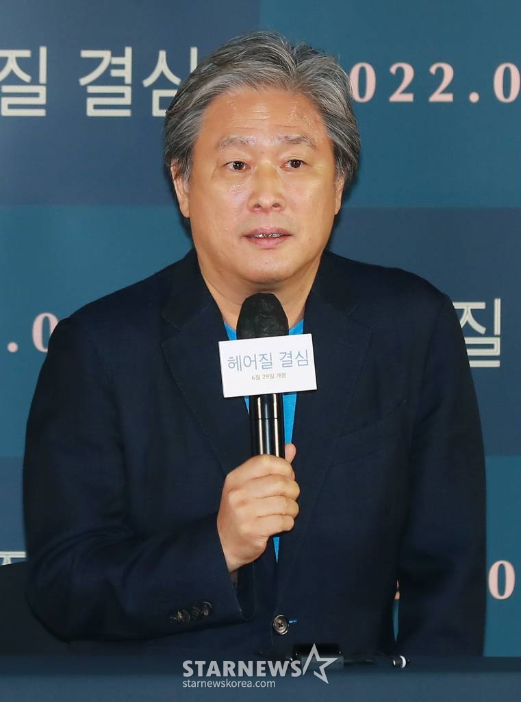 박찬욱 감독이 21일 오후 서울 CGV 용산아이파크몰에서 진행된 영화 '헤어질 결심'(감독 박찬욱) 언론시사회에 참석해 질문에 답하고 있다. 산에서 벌어진 변사 사건을 수사하게 된 형사 해준(박해일 분)이 사망자의 아내 서래(탕웨이 분)를 만나고 의심과 관심을 동시에 느끼며 시작되는 이야기를 그린 영화 ‘헤어질 결심’은 오는 29일 개봉된다. /2022.06.21 /사진=이동훈 기자 photoguy@
