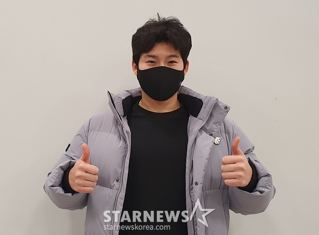박민우가 11일 창원NC파크에서 인터뷰를 진행한 후 포즈를 취하고 있다. /사진=양정웅 기자