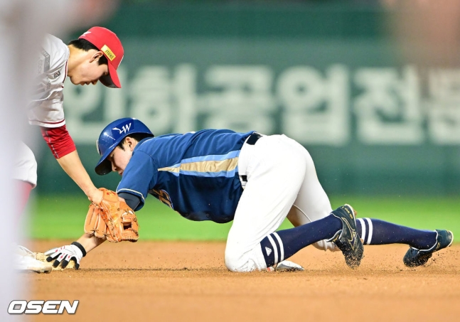 도루에 성공하고 있는 NC 박민우.