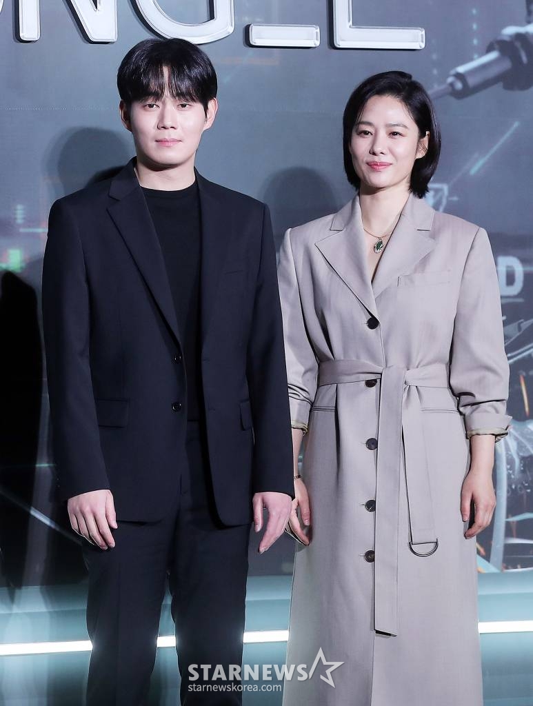 배우 류경수, 김현주가 12일 오전 서울 광진구 롯데시네마 건대입구점에서 진행된 넷플릭스 오리지널 '정이' 제작보고회에 참석해 포즈를 취하고 있다. '정이'는 기후변화로 폐허가 된 지구를 벗어나 이주한 쉘터에서 발생한 전쟁을 끝내기 위해 전설적인 용병 '정이'의 뇌를 복제, 최고의 전투 A.I.를 개발하려는 사람들의 이야기를 그린 SF 영화다. 오는 20일 공개. 2023.01.12 /사진=김창현 기자 chmt@
