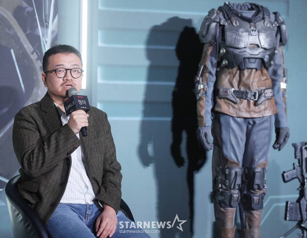 연상호 감독이 12일 오전 서울 광진구 롯데시네마 건대입구점에서 진행된 넷플릭스 오리지널 '정이' 제작보고회에 참석해 인사말을 하고 있다. '정이'는 기후변화로 폐허가 된 지구를 벗어나 이주한 쉘터에서 발생한 전쟁을 끝내기 위해 전설적인 용병 '정이'의 뇌를 복제, 최고의 전투 A.I.를 개발하려는 사람들의 이야기를 그린 SF 영화다. 오는 20일 공개. 2023.01.12 /사진=김창현 기자 chmt@