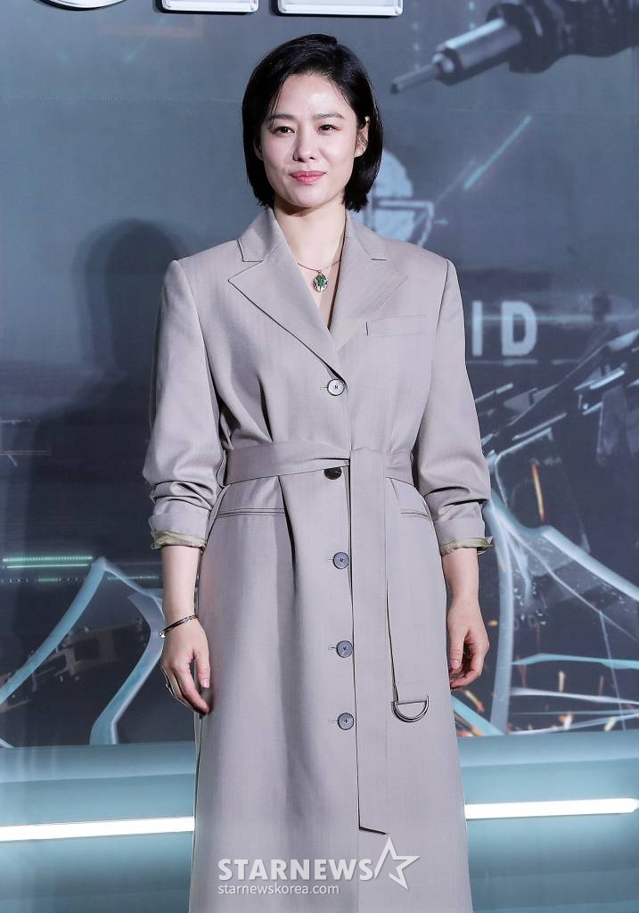 배우 김현주가 12일 오전 서울 광진구 롯데시네마 건대입구점에서 진행된 넷플릭스 오리지널 '정이' 제작보고회에 참석해 포즈를 취하고 있다. '정이'는 기후변화로 폐허가 된 지구를 벗어나 이주한 쉘터에서 발생한 전쟁을 끝내기 위해 전설적인 용병 '정이'의 뇌를 복제, 최고의 전투 A.I.를 개발하려는 사람들의 이야기를 그린 SF 영화다. 오는 20일 공개. 2023.01.12 /사진=김창현 기자 chmt@