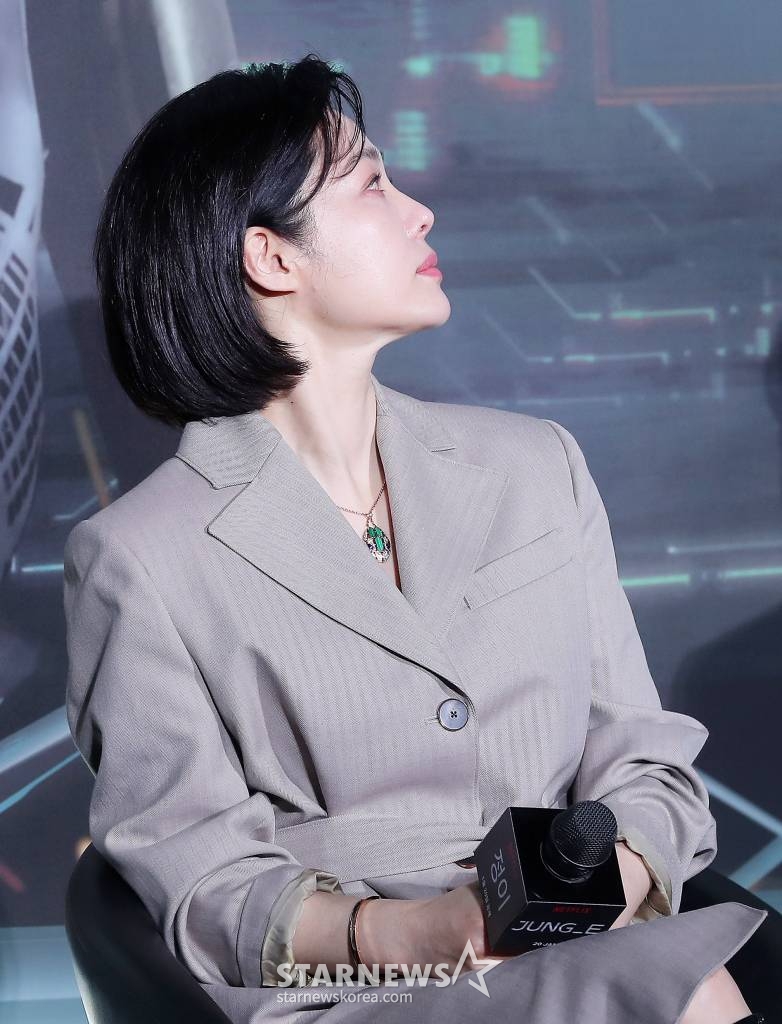 배우 류경수가 12일 오전 서울 광진구 롯데시네마 건대입구점에서 진행된 넷플릭스 오리지널 '정이' 제작보고회에서 함께 출연했던 故 강수연 생각에 눈물을 머금고 있다. '정이'는 기후변화로 폐허가 된 지구를 벗어나 이주한 쉘터에서 발생한 전쟁을 끝내기 위해 전설적인 용병 '정이'의 뇌를 복제, 최고의 전투 A.I.를 개발하려는 사람들의 이야기를 그린 SF 영화다. 오는 20일 공개. 2023.01.12 /사진=김창현 기자 chmt@